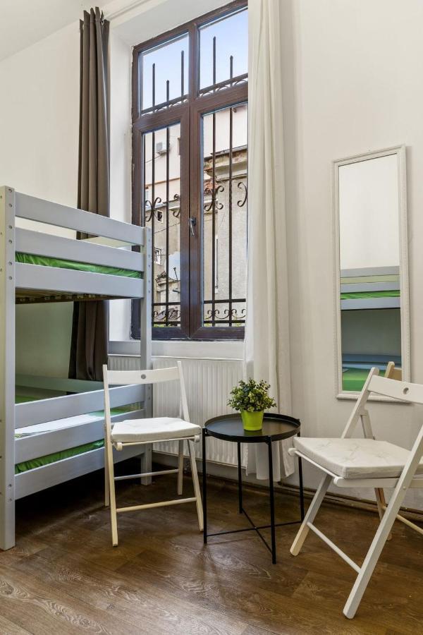 Friends Hostel Bucharest Exterior photo