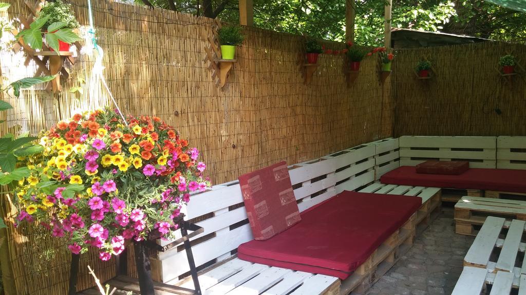 Friends Hostel Bucharest Exterior photo
